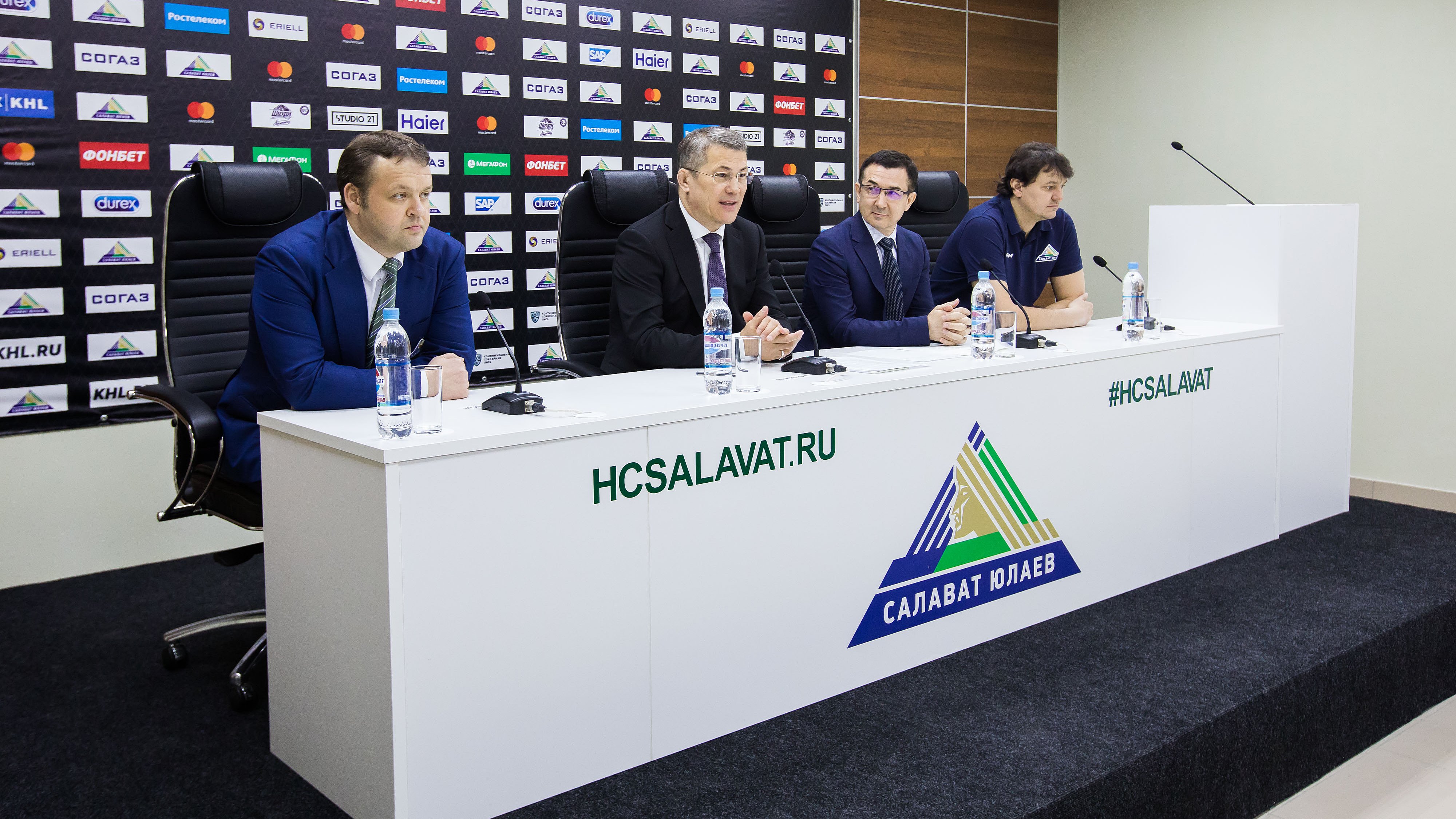 Радий Хабиров поздравил игроков и тренерский штаб хоккейного клуба «Салават Юлаев» с «бронзой» чемпионата КХЛ