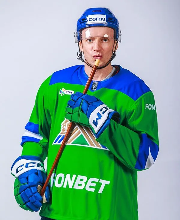 Екі жігіт мені ұрып жатыр (порно) Түнгі клубтардағы порно видеоларды қараңыз