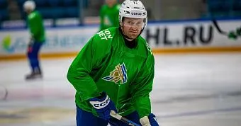 Бір ер адам басқа адамға минет жасап жатқан. Сиськи арасындағы порно блять